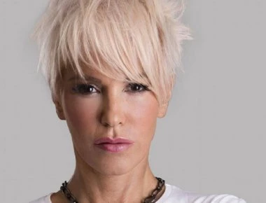 Άρρωστη η Νατάσα Καλογρίδη! - Με ορό στο κρεβάτι της (βίντεο)